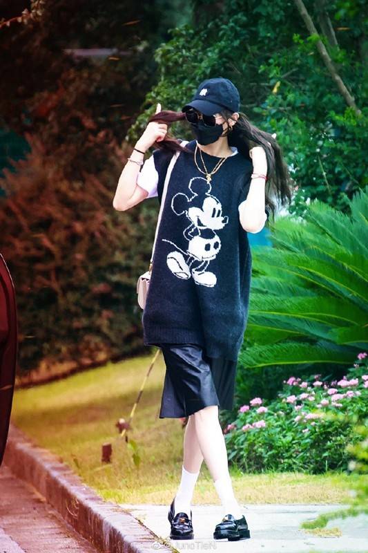 身材 唐嫣仗着模特身材乱穿衣,长款背心搭“死亡”中裤,一般人不敢试