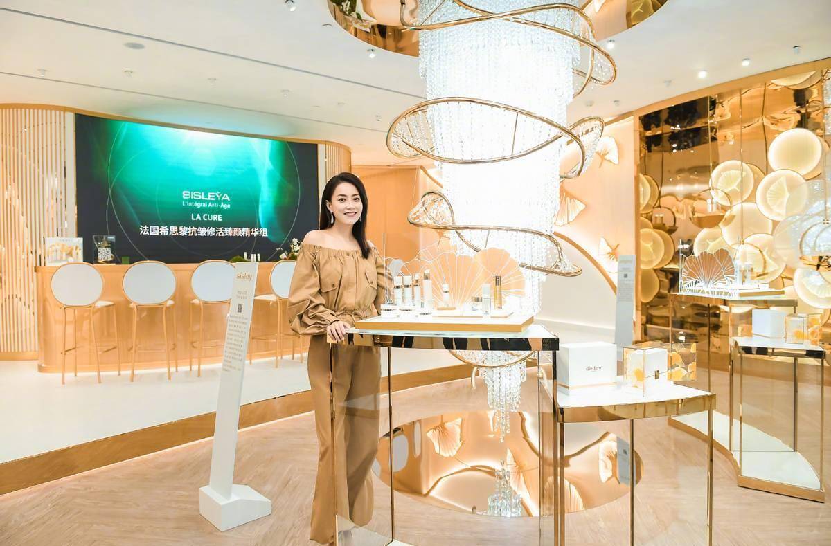 大气 霍汶希才是“最美经纪人”，穿连体裤优雅大方，女主脸不输女明星