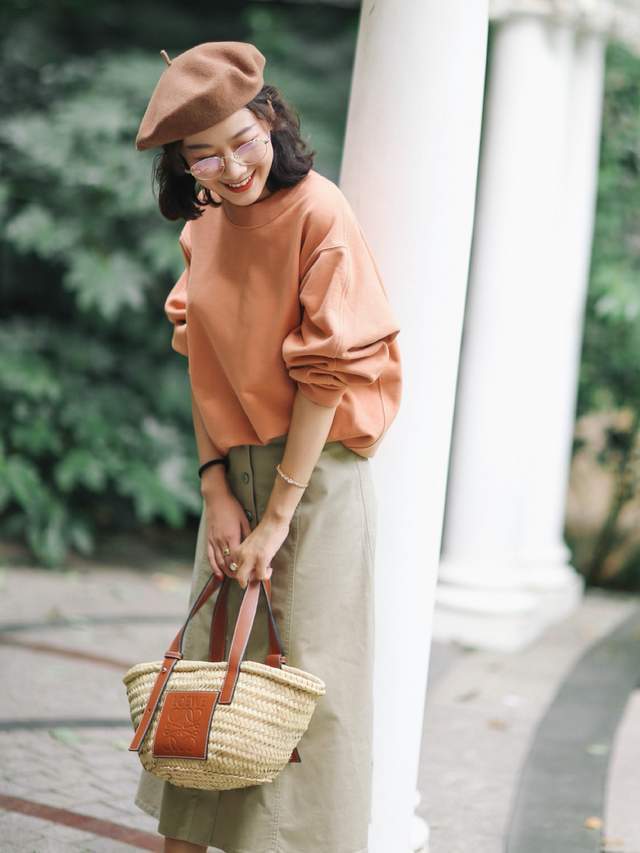 卫衣 如何穿出青春的少女感?配对颜色很重要,让你显得高级又上档次