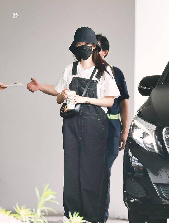 衣架子 张小斐不愧是个衣架子，T恤搭配背带裤都时髦洋气，怪不得能红