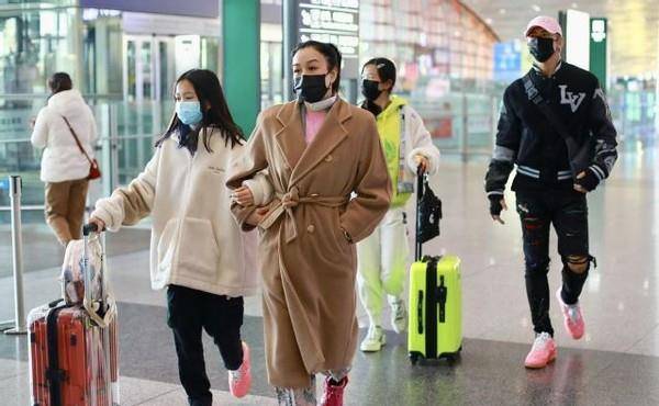 身材 钟丽缇真不显老，驼色大衣配印花裤，50岁穿得比女儿还要潮
