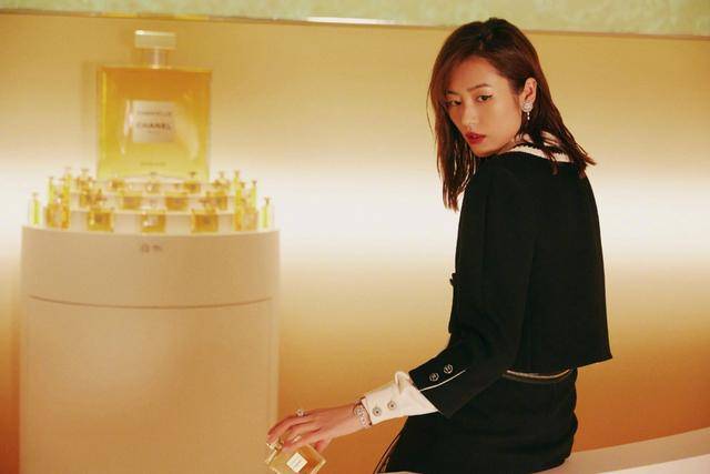 黑色 “黑白配”咋穿才不平庸？学会制造亮点和层次感，值得黄皮肤收藏