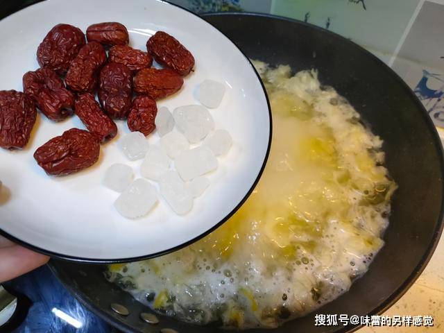 银耳汤怎么炖软糯有胶质 d70f5c84d8804b27acfb76532245f7a4.jpeg