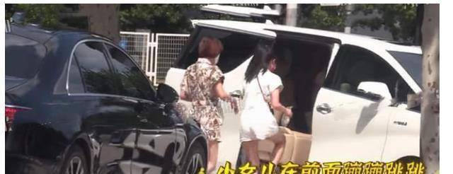 身材 马伊琍母女仨亮相，13岁长女穿妈妈同款发育更成熟，个子已赶超