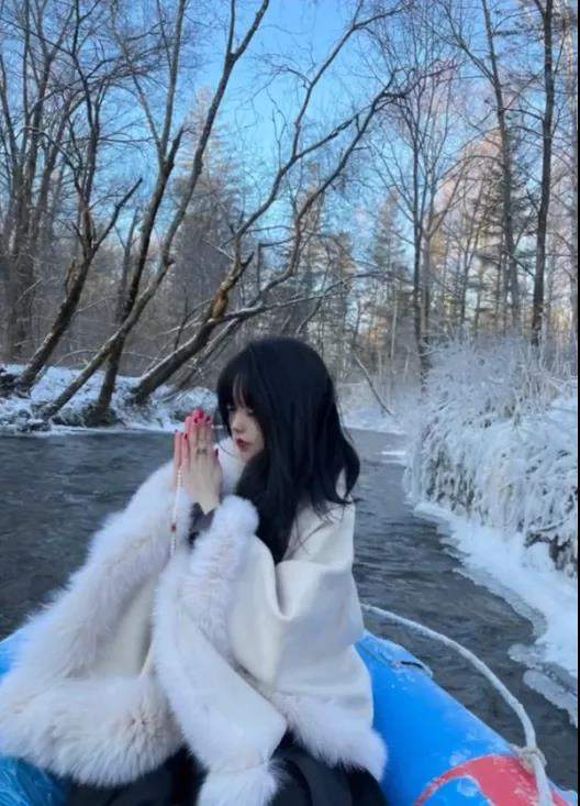 世俗 “佛媛”开山鼻祖:拜佛无香,拍照秀肩、露腿