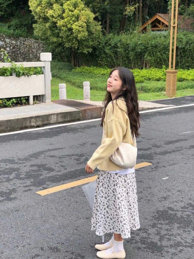 毛衣 秋季，小个子怎么穿才好看？驼色外套搭配白色半身裙，高级又洋气