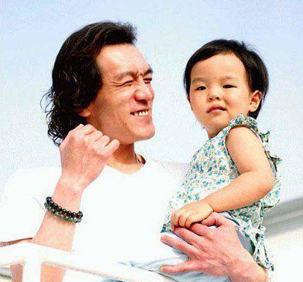 变化有一种“整容式长大”叫李咏女儿，曾因容貌被嘲，18岁长成女团脸