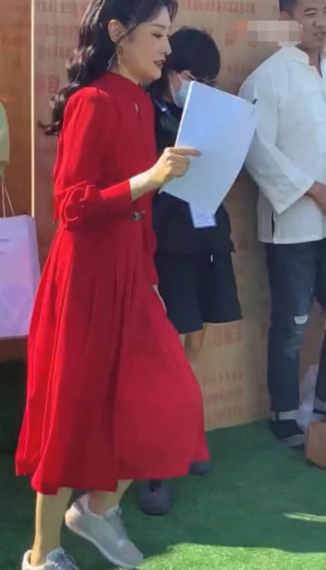 一身 周涛在台下候场被拍，不修图不打光也普通，毕竟52岁也有老态了！