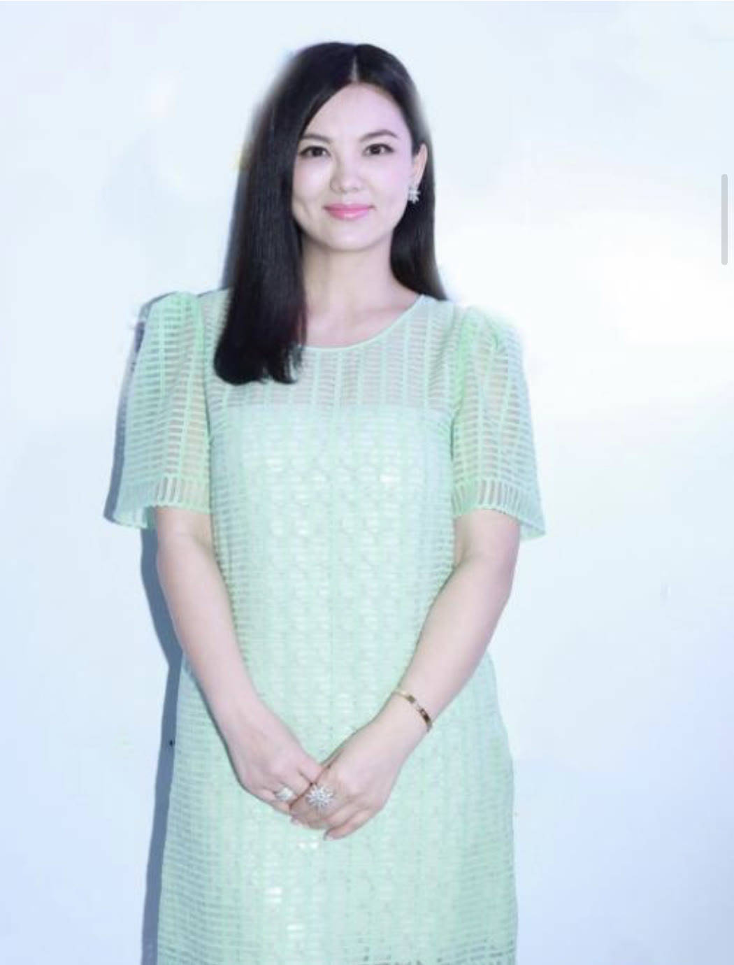 设计 李湘胖一点却挺耐看,穿一身薄荷绿连衣裙亮相,意外有了清新美