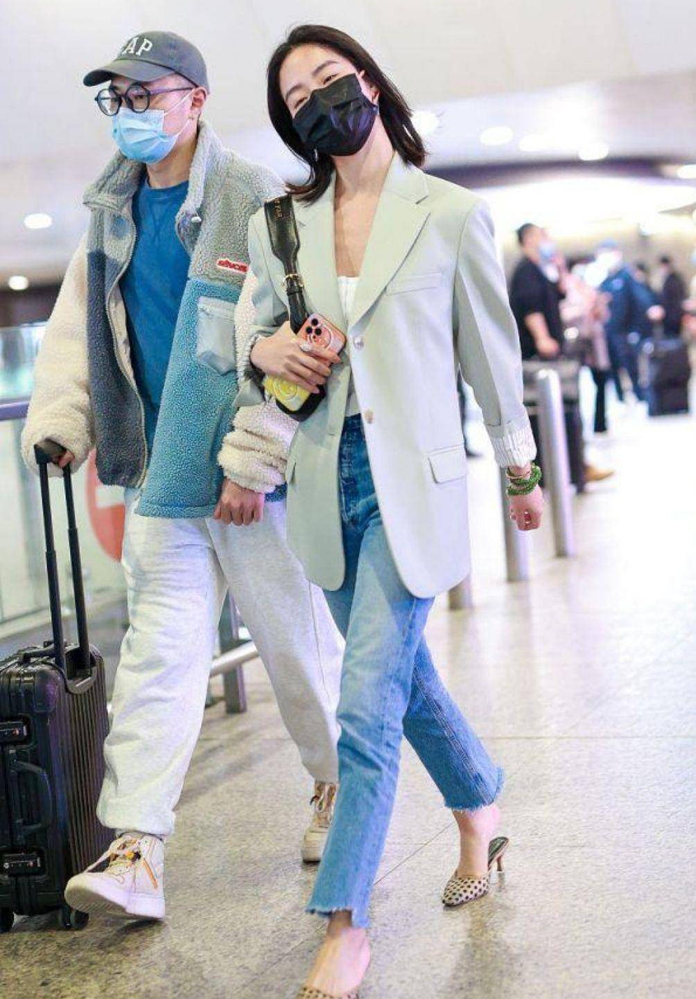 显得 杨采钰素颜装出现机场，穿浅绿色西服显少女，对肤色自信十足
