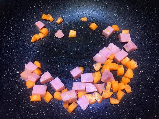 葱花|剩馒头有新吃法，可以和蛋液搭配，做成馒头煎蛋