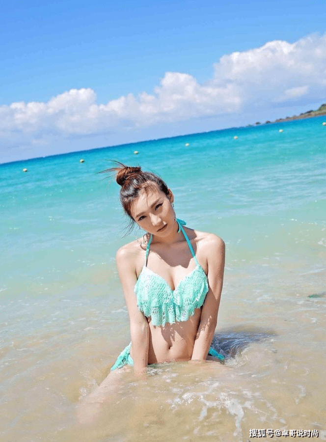 整体 蓝色比基尼的搭配，时尚又减龄，快来学起来