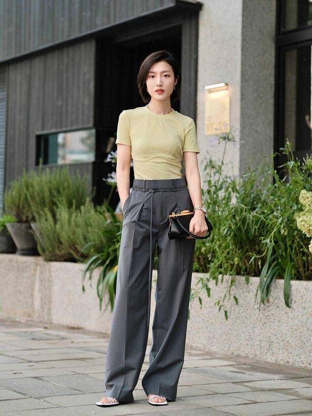 头套 刘诗诗不舍得破费,穿百元T恤配头套游迪士尼,依然美成在逃公主