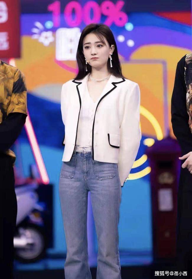 好身材 徐璐漫画腿又出没！穿蓝色格子衬衫走机场，好身材真是女星里罕见