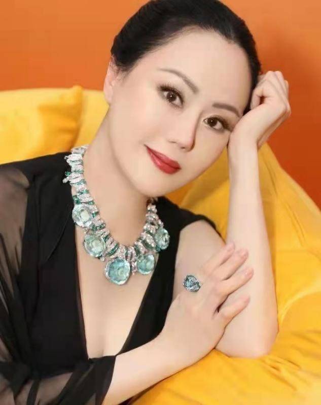 黑色 章小蕙真壕，戴的项链钻石一颗比一颗大，配黑色礼服贵妇范十足