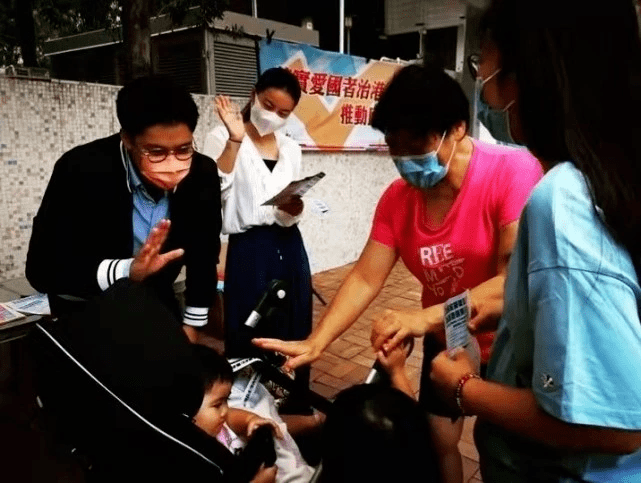 郭晶晶 郭晶晶真是豪门阔太典范！穿粉衬衫跟公公合影竟站C位，美成焦点