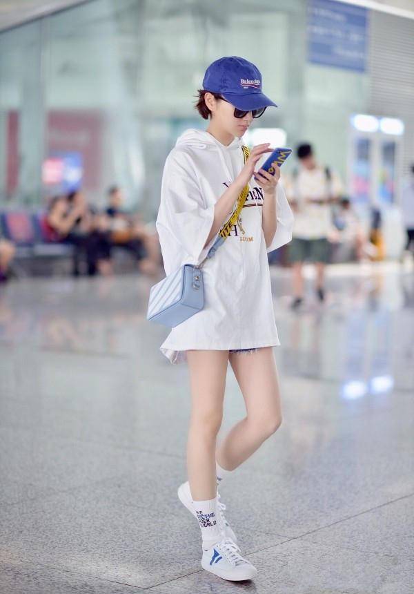 头套 刘诗诗不舍得破费,穿百元T恤配头套游迪士尼,依然美成在逃公主