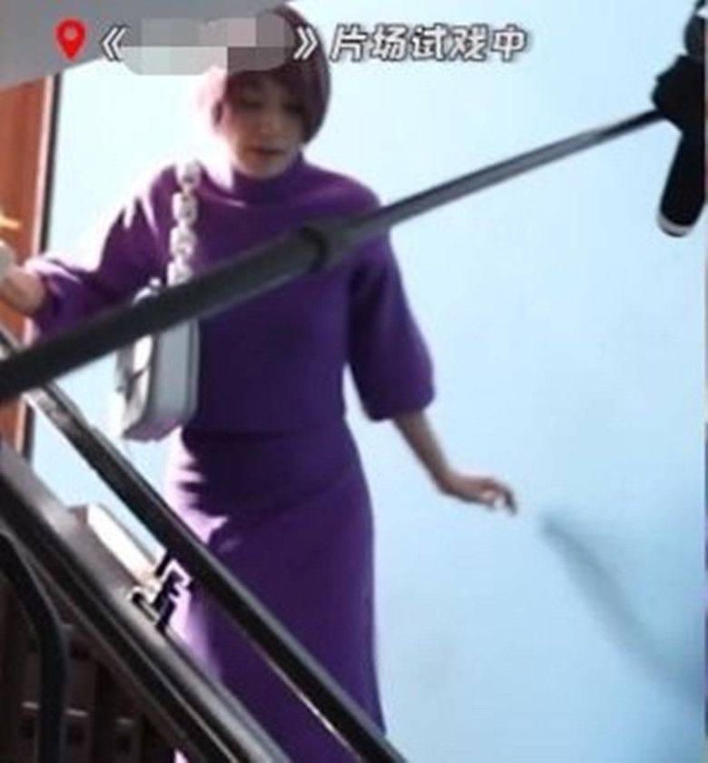 染红 马伊琍不修图脸部凹陷，本来就45岁再染红发，更像大婶了！