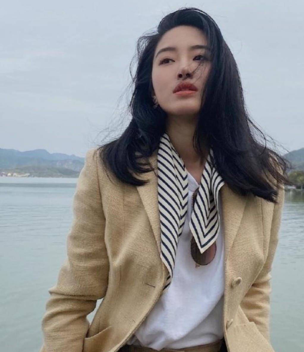 显得 杨采钰素颜装出现机场，穿浅绿色西服显少女，对肤色自信十足