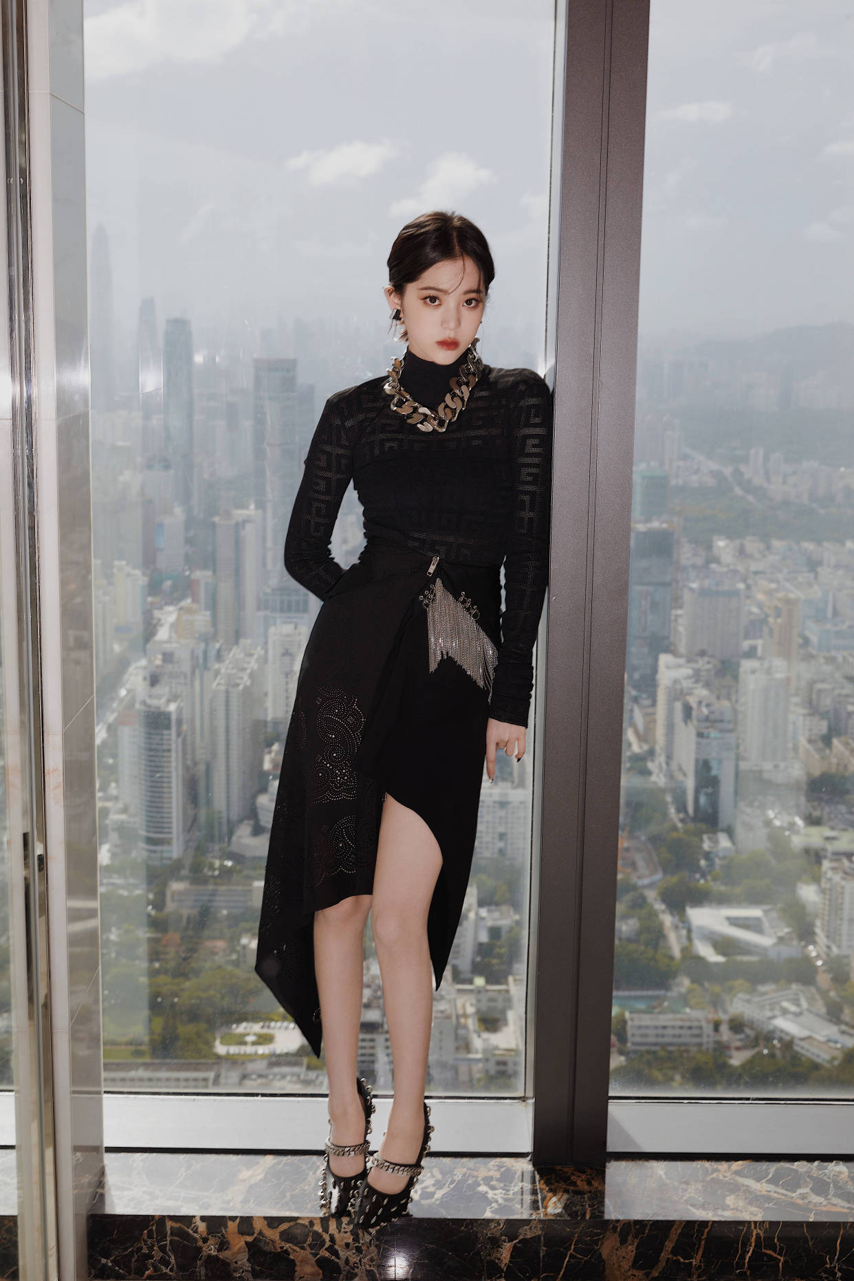 黑色 被欧阳娜娜惊艳到了，镂空高衩裙复古优雅，美少女进阶妩媚轻熟范