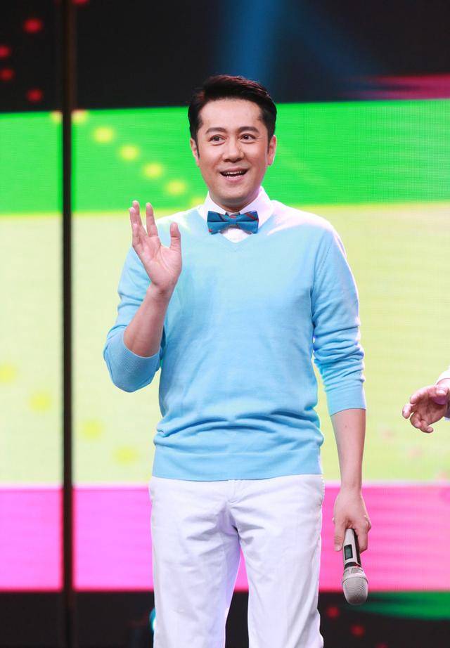 蔡国庆 蔡国庆瘦没了“大叔味”,穿得花哨却没油腻感,看上去还像小鲜肉