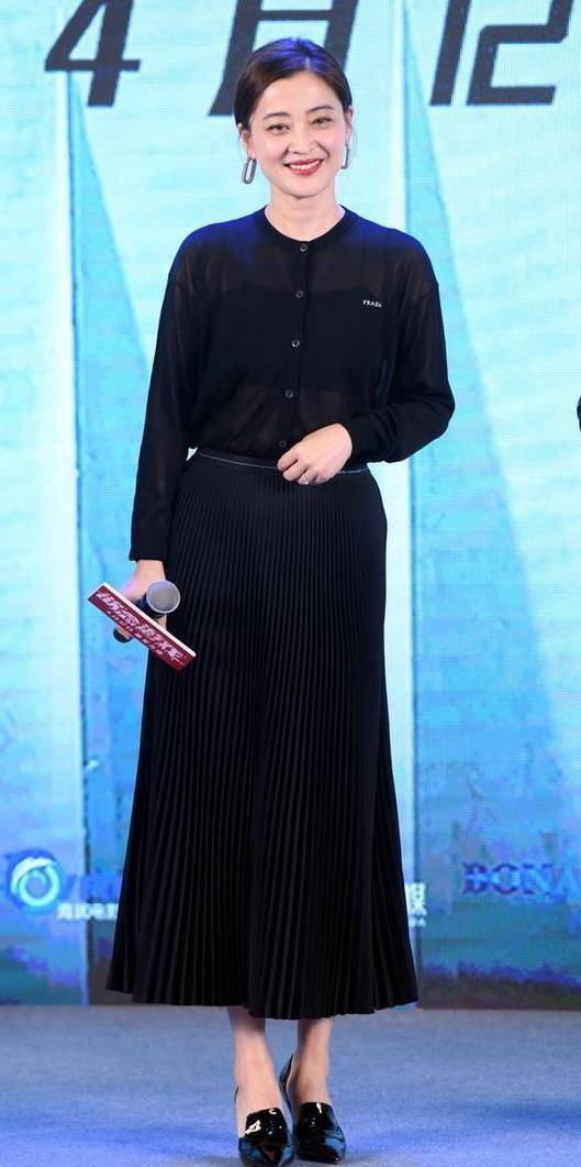 显得 梅婷瘦没了阿姨味,穿黑T配牛仔裤清爽减龄,普通款也穿出高级感