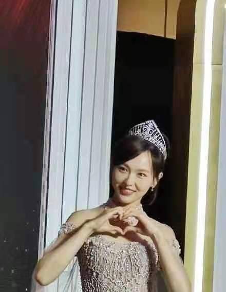 仙女 唐嫣真的是公主吧！穿碎钻仙女裙戴王冠贵气挡不住，幸福写在脸上