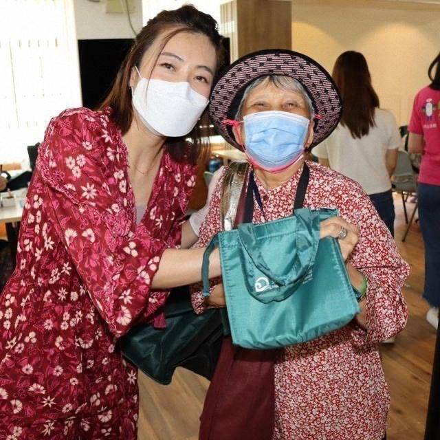 甘比 真正的富婆反而低调，甘比穿碎花连体裤扎丸子头，就像邻家小姐姐