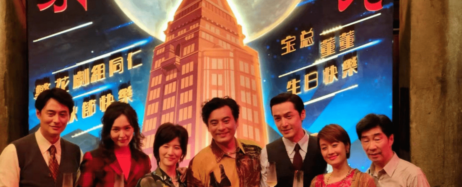 线下唐嫣盛装出席线下活动，珠光宝气显尊贵，头戴皇冠像公主