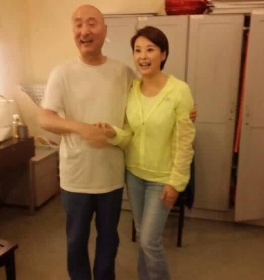 状态袁立罕见现身，没瘦身没修图，身材圆润出镜也大大方方没遮掩！