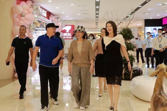 丝巾 董明珠越老越时髦,穿开衫配渔夫帽气质变温柔,走路依然是霸总范