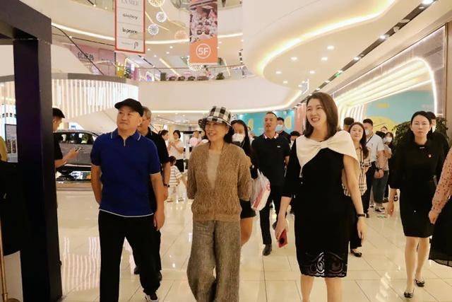 丝巾 董明珠越老越时髦,穿开衫配渔夫帽气质变温柔,走路依然是霸总范