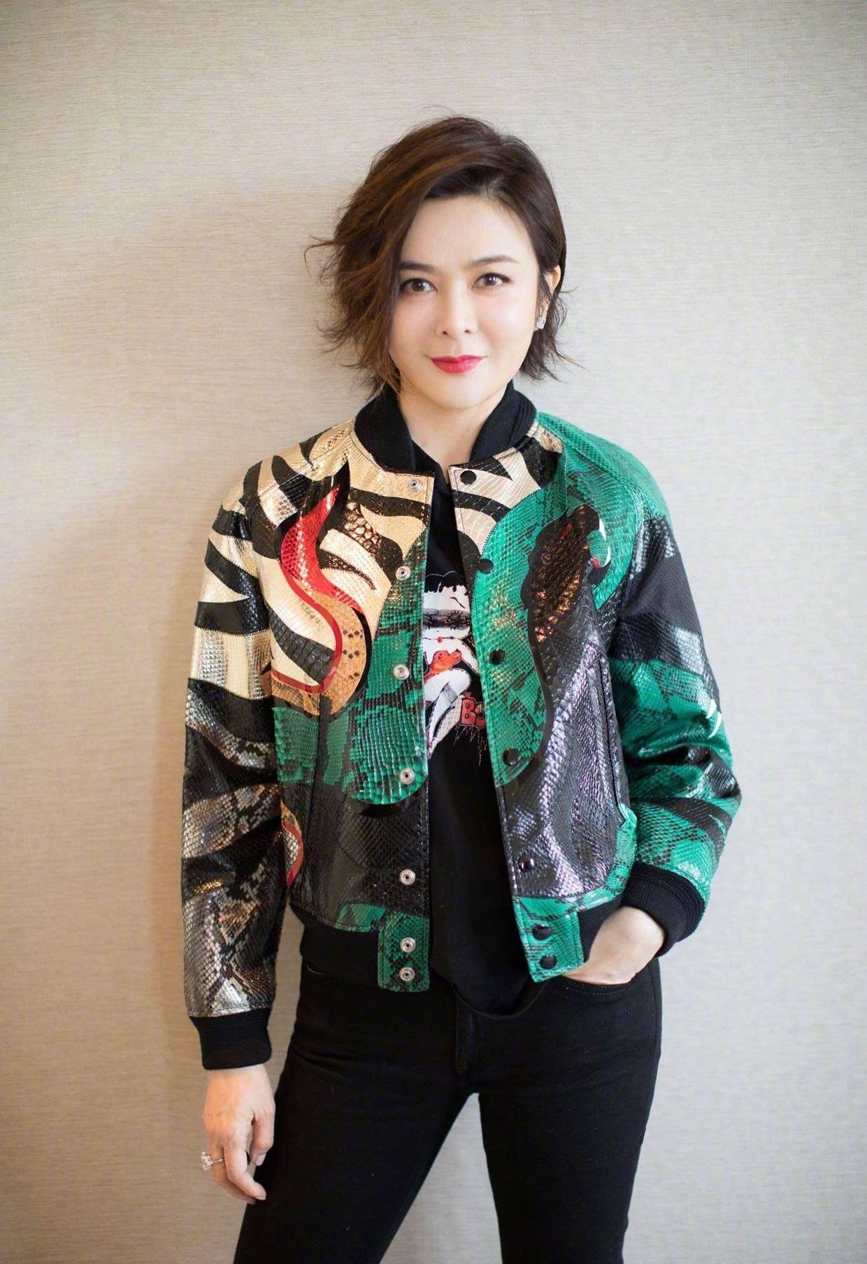 黑色 关之琳美人迟暮，穿绿色外套配黑色5分裤，有了“中年大婶”味道