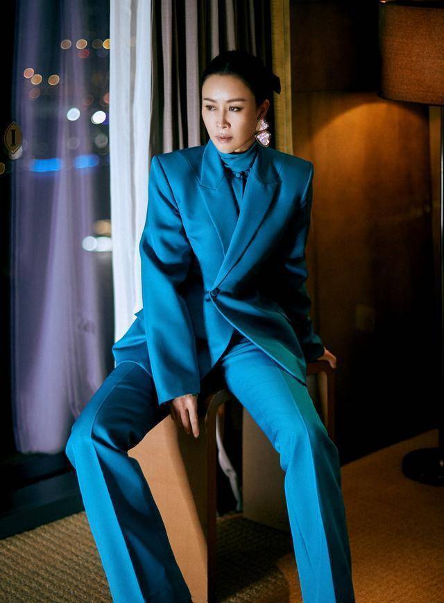 感觉 那英原来这么会穿，孔雀蓝西服套装穿成女强人，哪里像年过半百
