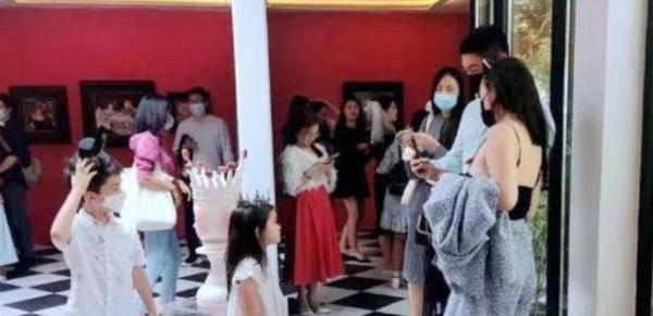 黑色 网友偶遇杜江夫妇与好友聚会，霍思燕一身复古打扮气质优雅