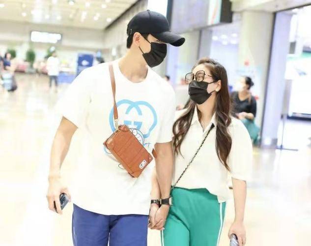 身材 经超和大6岁妻子走机场，老婆半扎丸子头粉嫩不像40岁，太宠了