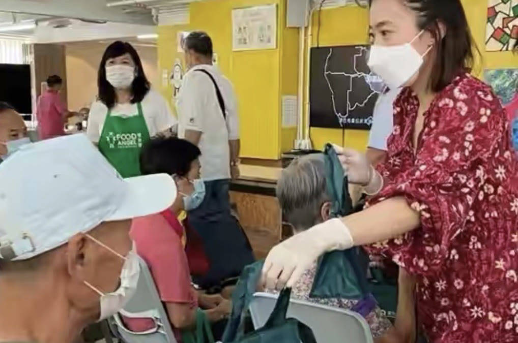 甘比 真正的富婆反而低调，甘比穿碎花连体裤扎丸子头，就像邻家小姐姐