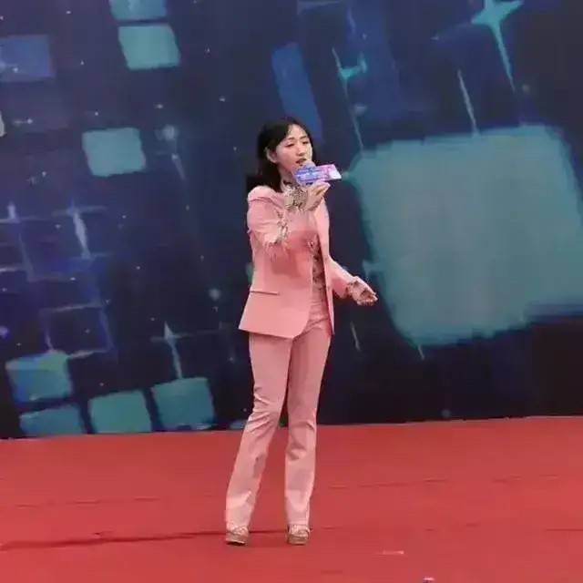杨钰莹 50岁杨钰莹不愧是不老女神，穿粉西装少女感十足，好状态不输00后