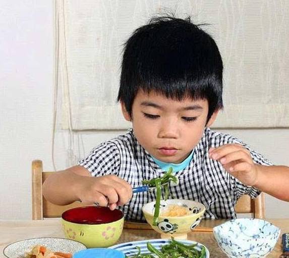 食品|中国式“糊弄”早餐悄然兴起,会影响孩子健康,家长却很难察觉到