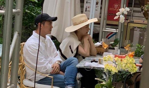 黑色 网友偶遇杜江夫妇与好友聚会，霍思燕一身复古打扮气质优雅