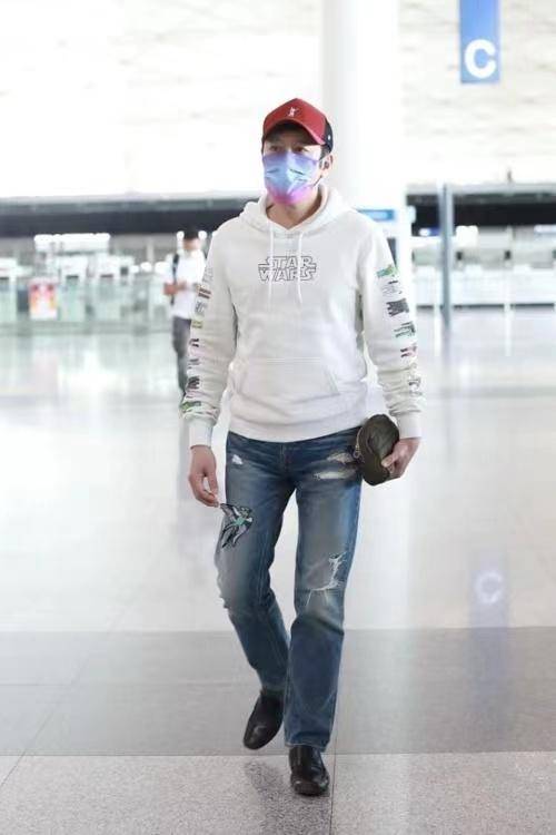 蔡国庆 蔡国庆瘦没了“大叔味”,穿得花哨却没油腻感,看上去还像小鲜肉