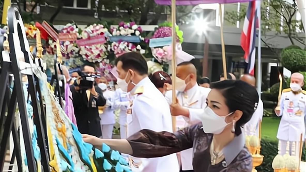 原創蘇提達接受獻花詩妮娜恭敬跪地旁觀妾室地位低一檔