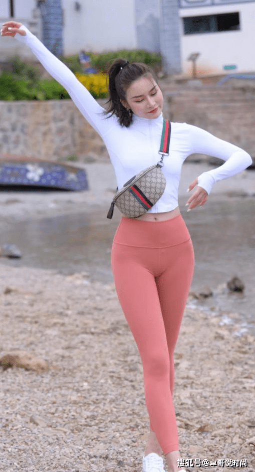 下身 小姐姐时尚穿搭，成熟又稳重，网友：这个我爱了