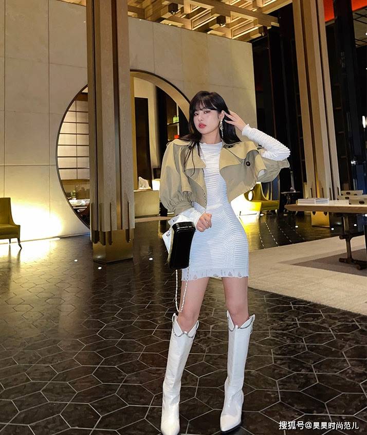 小个子 入秋后天气转凉，小个子女生的日常穿衣搭配，简单洋气轻松显高