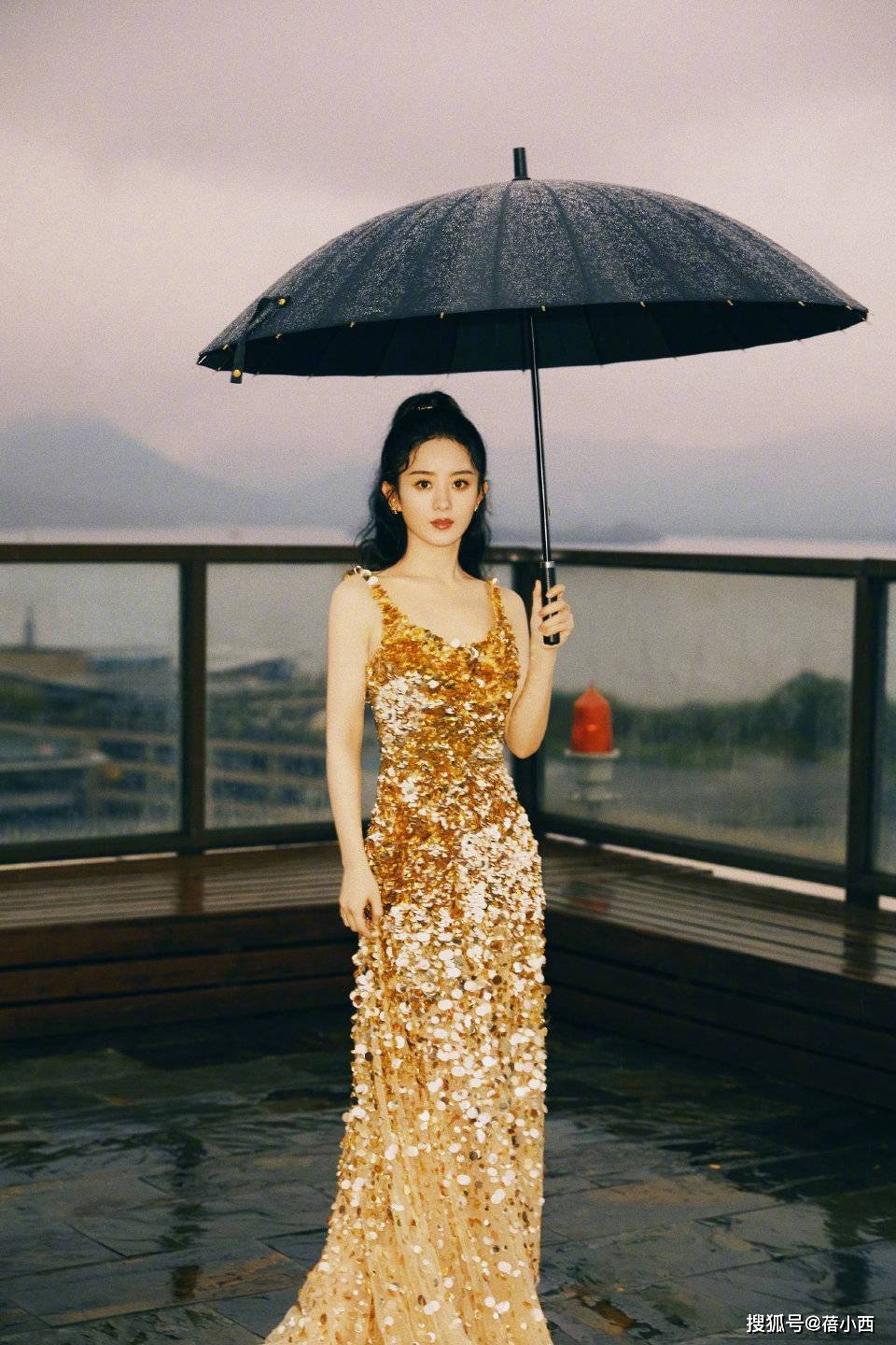 赵丽颖 赵丽颖恢复单身后穿衣风格都变了，穿豹纹连衣裙配长卷发，太惊艳