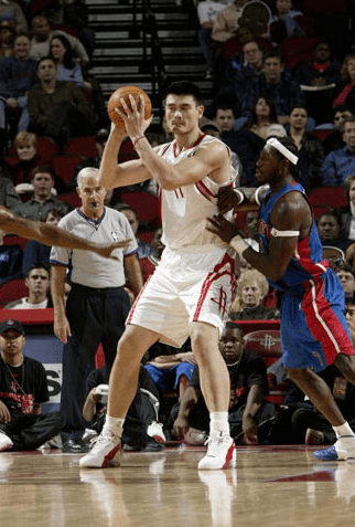 原创4获dpoy的华莱士能防住姚明吗?看了10次交手数据 你就懂