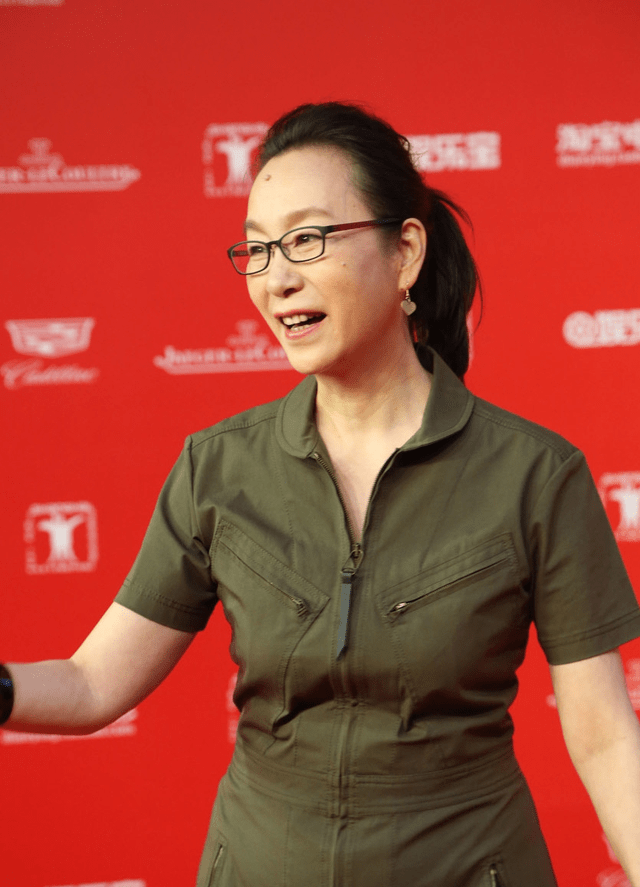 曾获 65岁的奚美娟好优雅，穿黑色长裙风度不减，曾获演艺奖"大满贯"