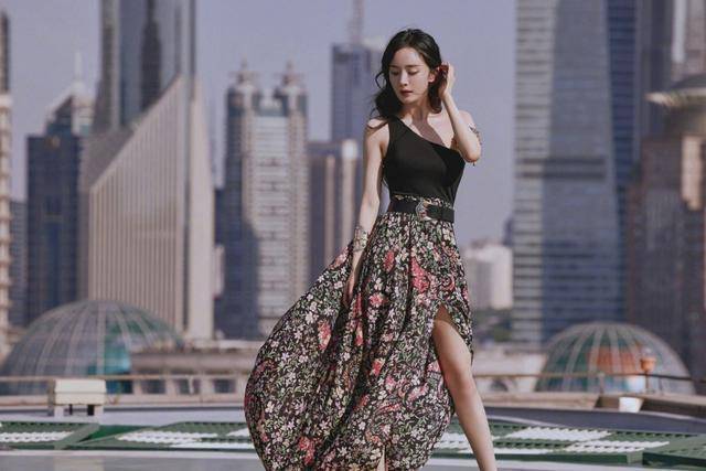 黑色 35岁杨幂穿印花裙似女王，一字肩配斜露肩，身材纤瘦却不干瘪