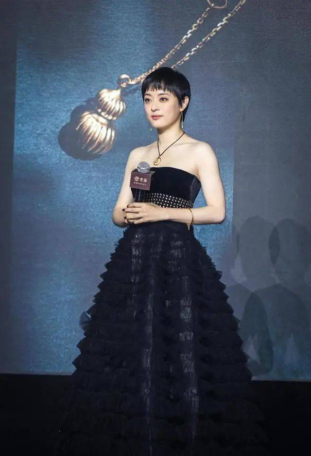 俏丽 孙俪穿白色连衣裙都出彩,优雅大气灵动俏丽,有品位就是不一样