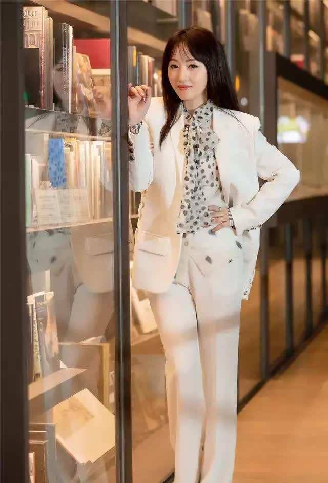 颜色 50岁杨钰莹不肯优雅老去，还穿泡泡袖公主裙扮少女，气质确实不错